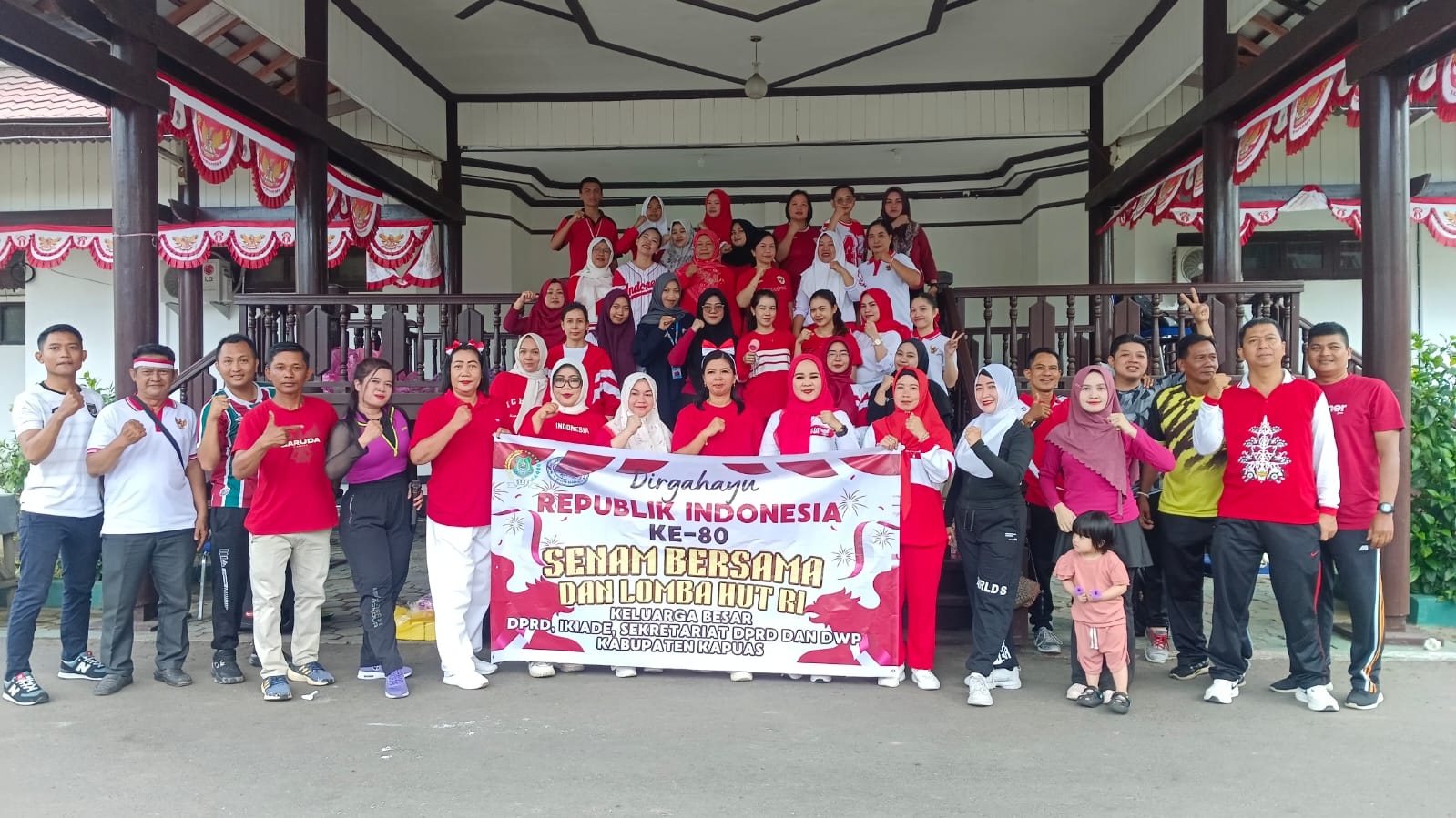 Foto Bersama Setelah Senam Pagi Bersama dan Lomba HUT RI KE 80 (SETWAN)